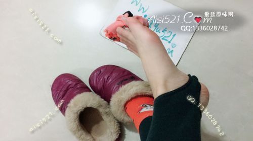原味女鞋|鞋类,凉鞋拖鞋,主人臭袜子还硬着呢,脚底板好痒,有GG用舌头给主人脚底止痒吗【此页面出售的是重口味闲置棉拖鞋,鞋底满满都是脚丫香渍】