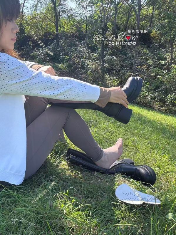 灰色一线水晶飞机袜，套在几巴上它丝滑又刺激，一只放在鼻子上做氧气罩。狗子们，庞臭酸爽，一口秒起，下单真空发货。凡下过单的都知道我这重口的极品。原味丝袜|袜类臭短丝袜