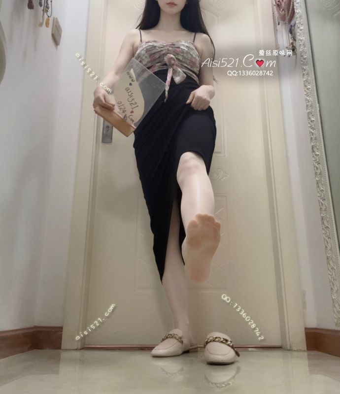 袜子黄得发硬，脱下来能立住。 脚汗黏，足垢白，足泥黑，足渍黄。 趾缝里塞满白泥，脚后跟一层黑黄老渍。原味丝袜|袜类臭连裤袜