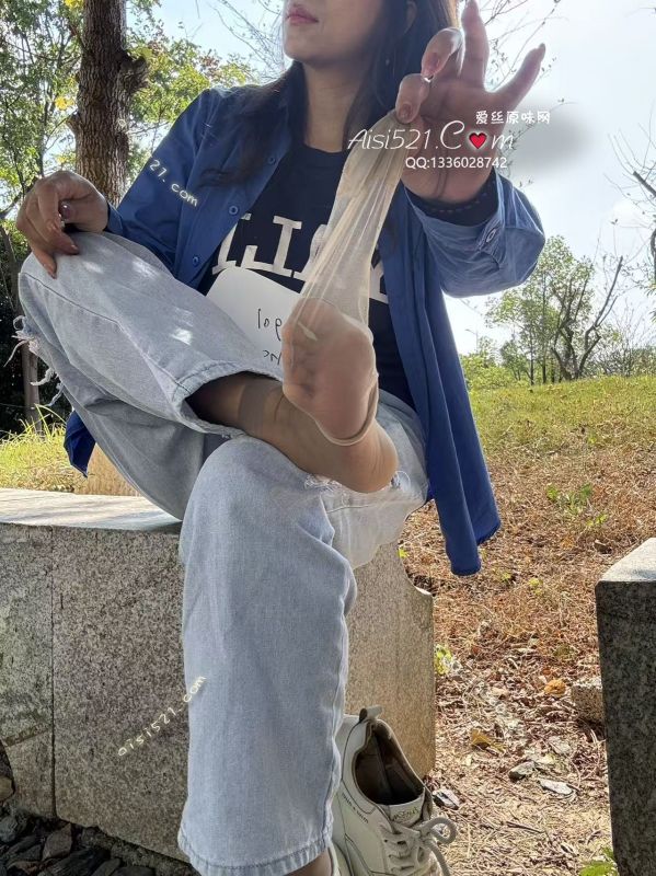 酸爽庞臭两双叠加在十年的战鞋里反复穿这双鞋子有人出五千都不出售汗脚和鞋子是制作臭袜神鞋放在走廊里都得用黑袋包住害怕被偷宠粉价看谁有运气抢到一双加固可闻一双水晶一线可撸不要让你的狗几把太爽下单真空发货。原味丝袜|袜类臭短丝袜